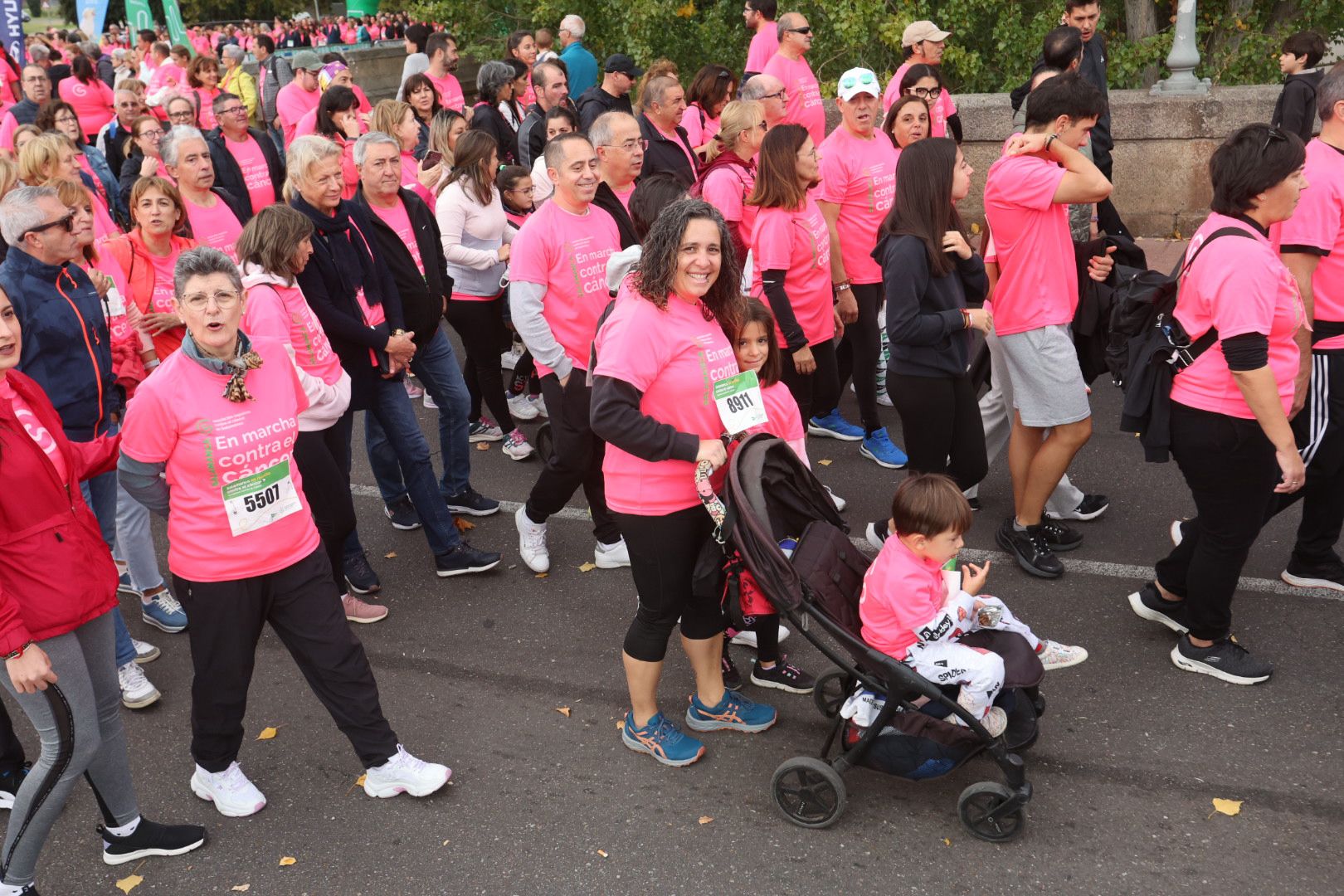 Salamanca ve la vida de color de rosa en la XI Marcha Contra el Cáncer