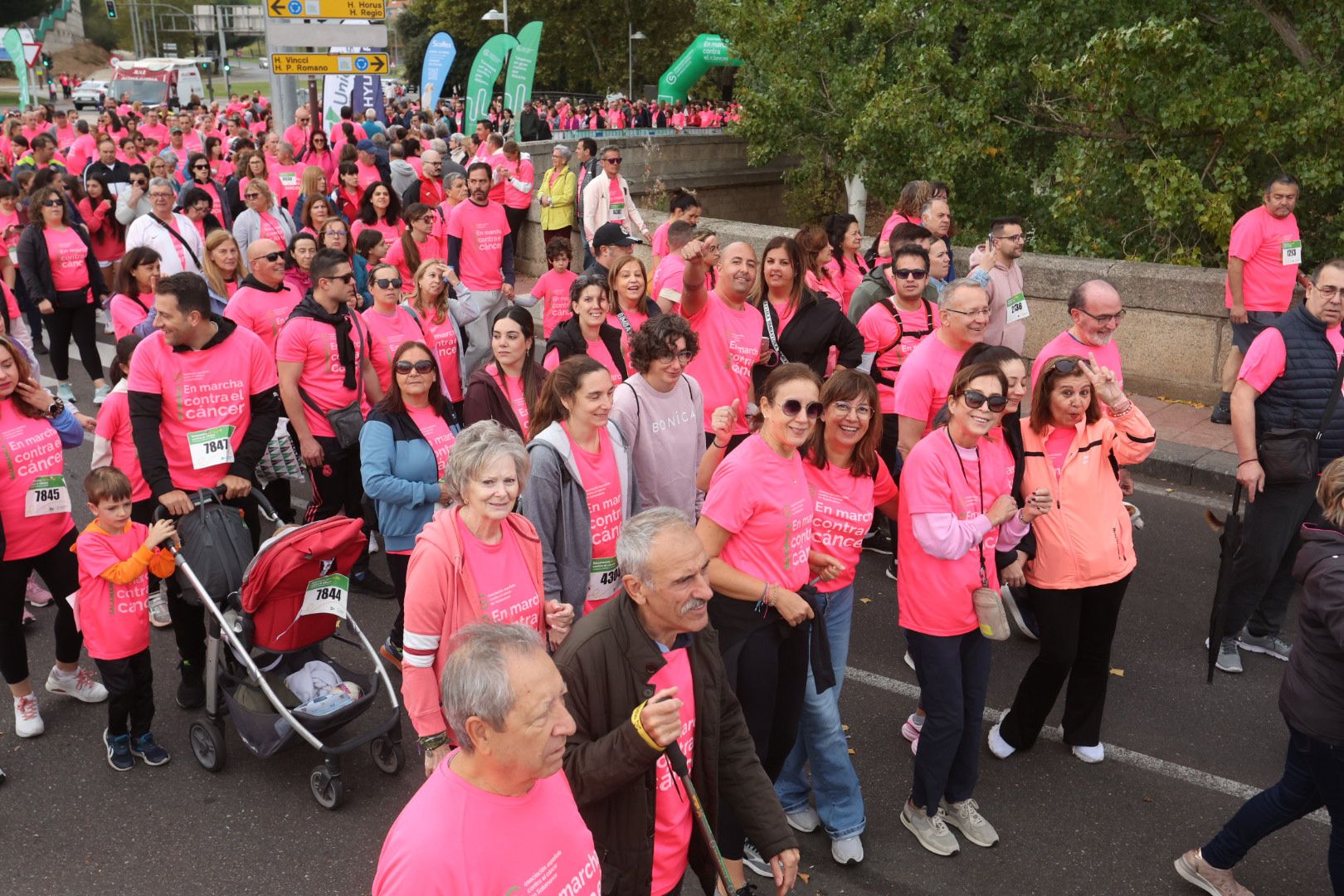 Salamanca ve la vida de color de rosa en la XI Marcha Contra el Cáncer