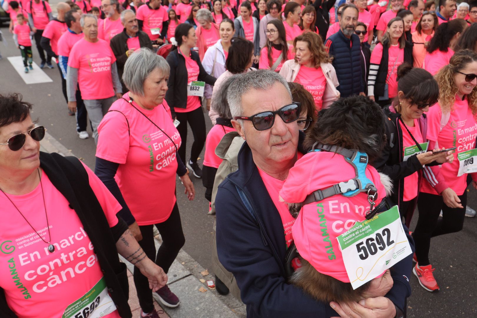 Salamanca ve la vida de color de rosa en la XI Marcha Contra el Cáncer