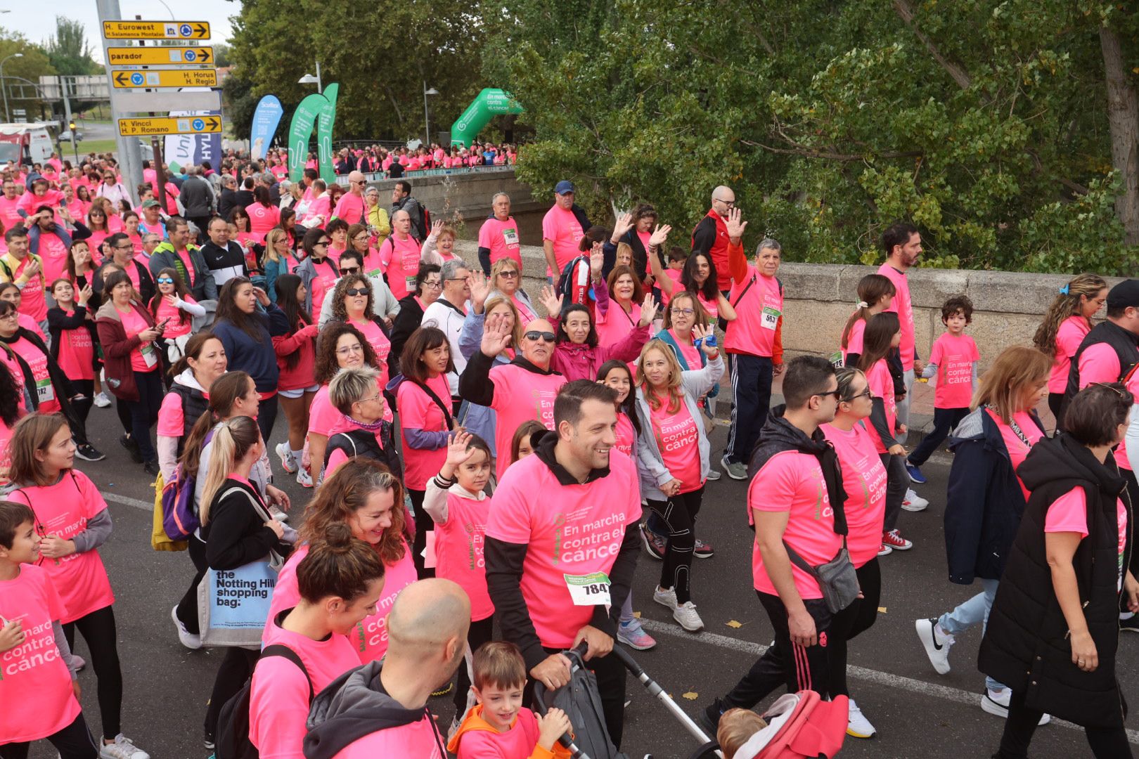 Salamanca ve la vida de color de rosa en la XI Marcha Contra el Cáncer