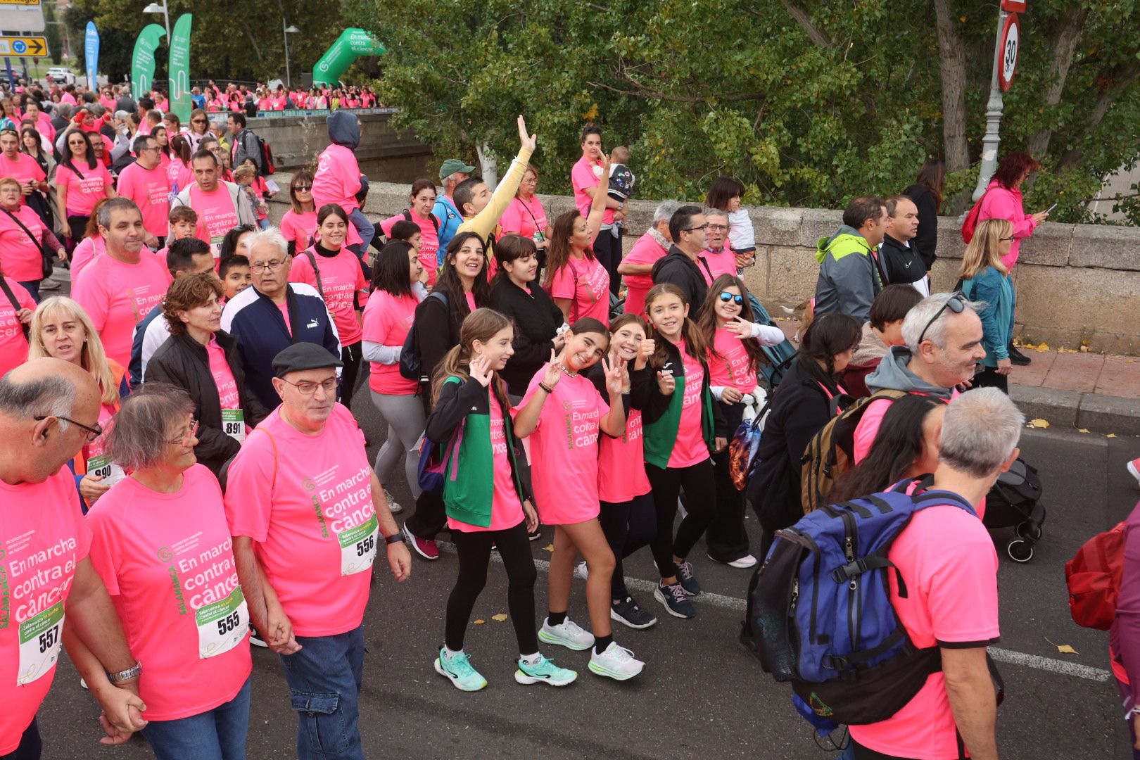 Salamanca ve la vida de color de rosa en la XI Marcha Contra el Cáncer