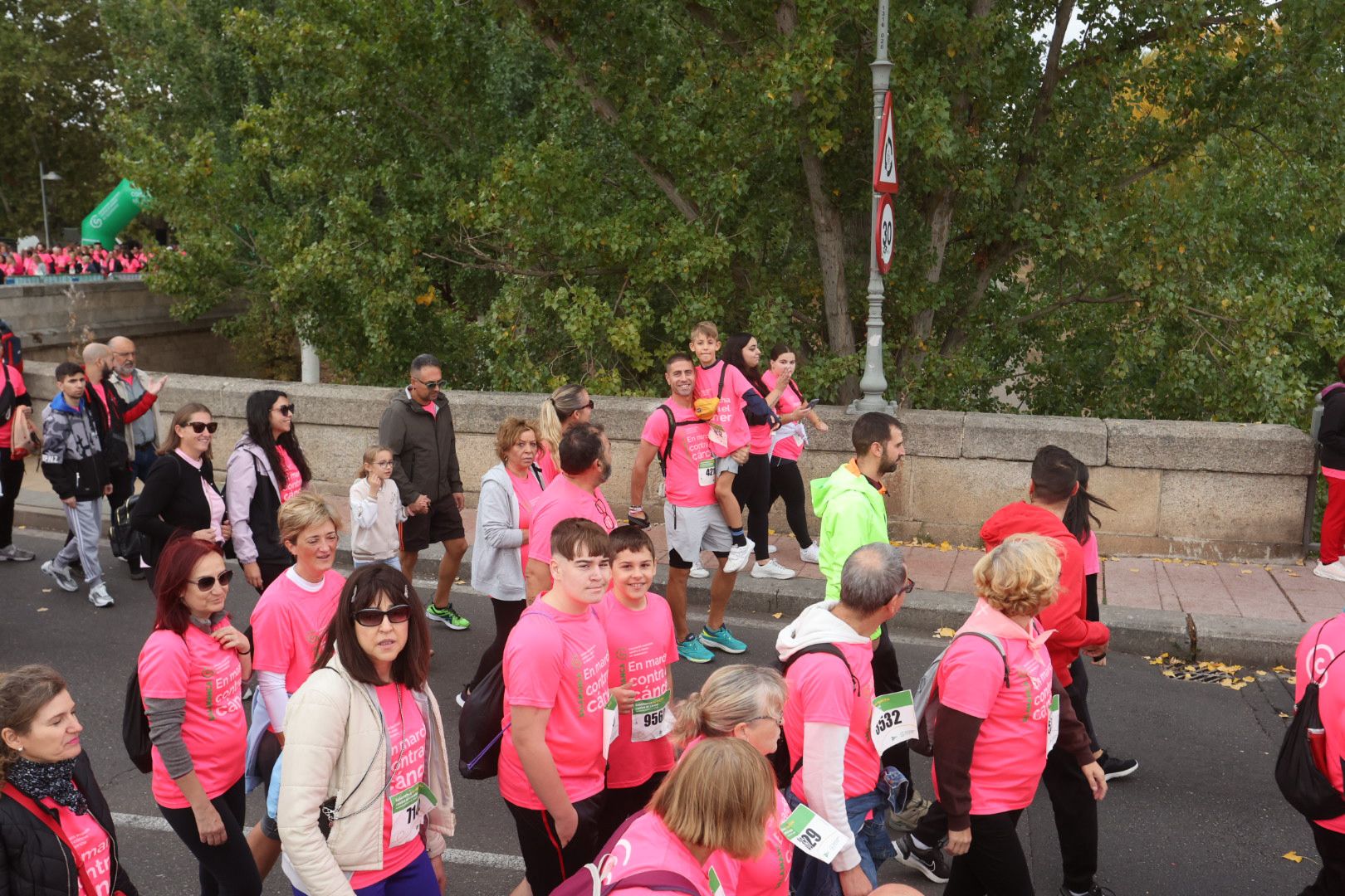 Salamanca ve la vida de color de rosa en la XI Marcha Contra el Cáncer