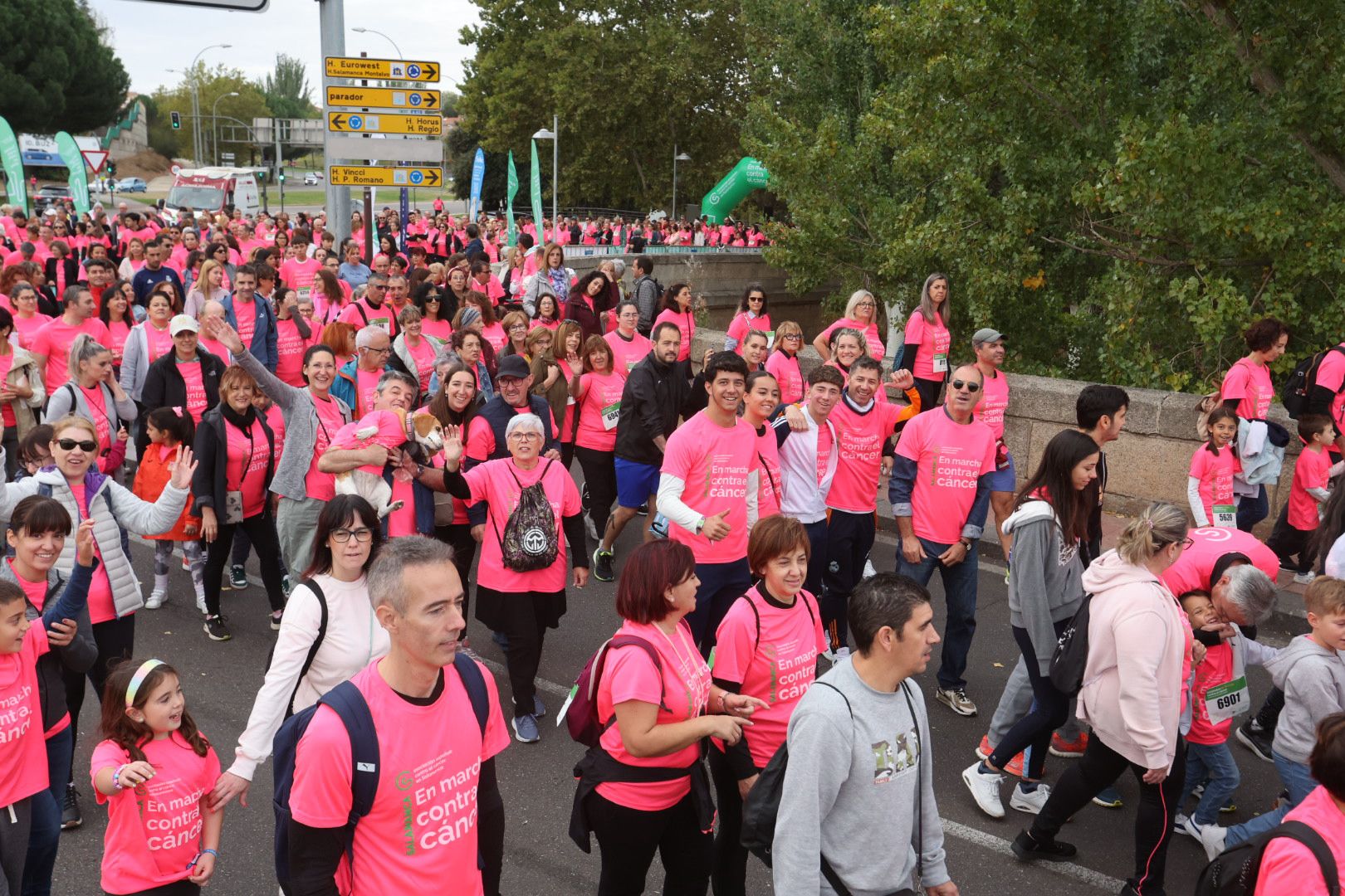 Salamanca ve la vida de color de rosa en la XI Marcha Contra el Cáncer