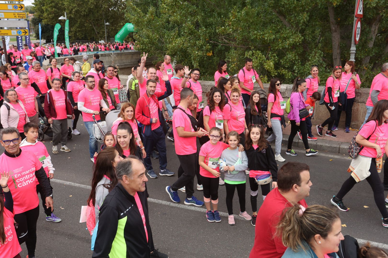 Salamanca ve la vida de color de rosa en la XI Marcha Contra el Cáncer