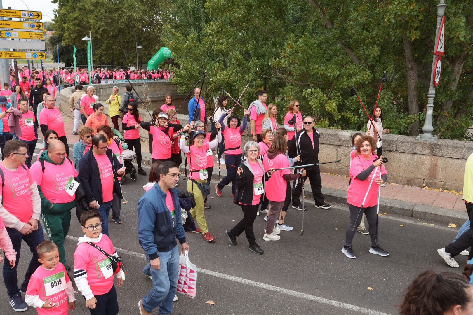 Salamanca ve la vida de color de rosa en la XI Marcha Contra el Cáncer