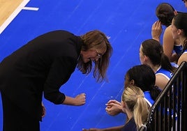 Anna Montañana da instrucciones a Cave