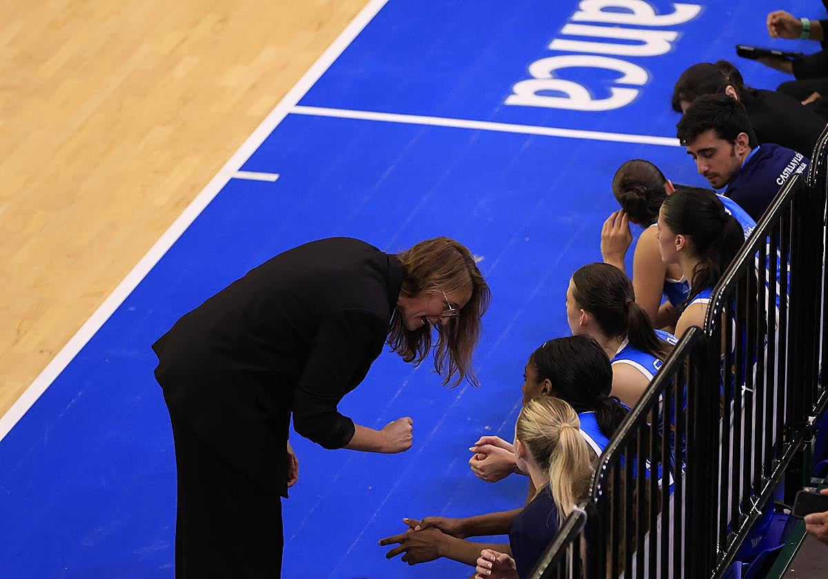 Anna Montañana da instrucciones a Cave