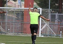 Un árbitro dirige un partido en Salamanca.