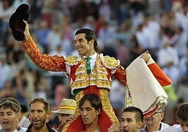 Emilio de Justo sale a hombros.