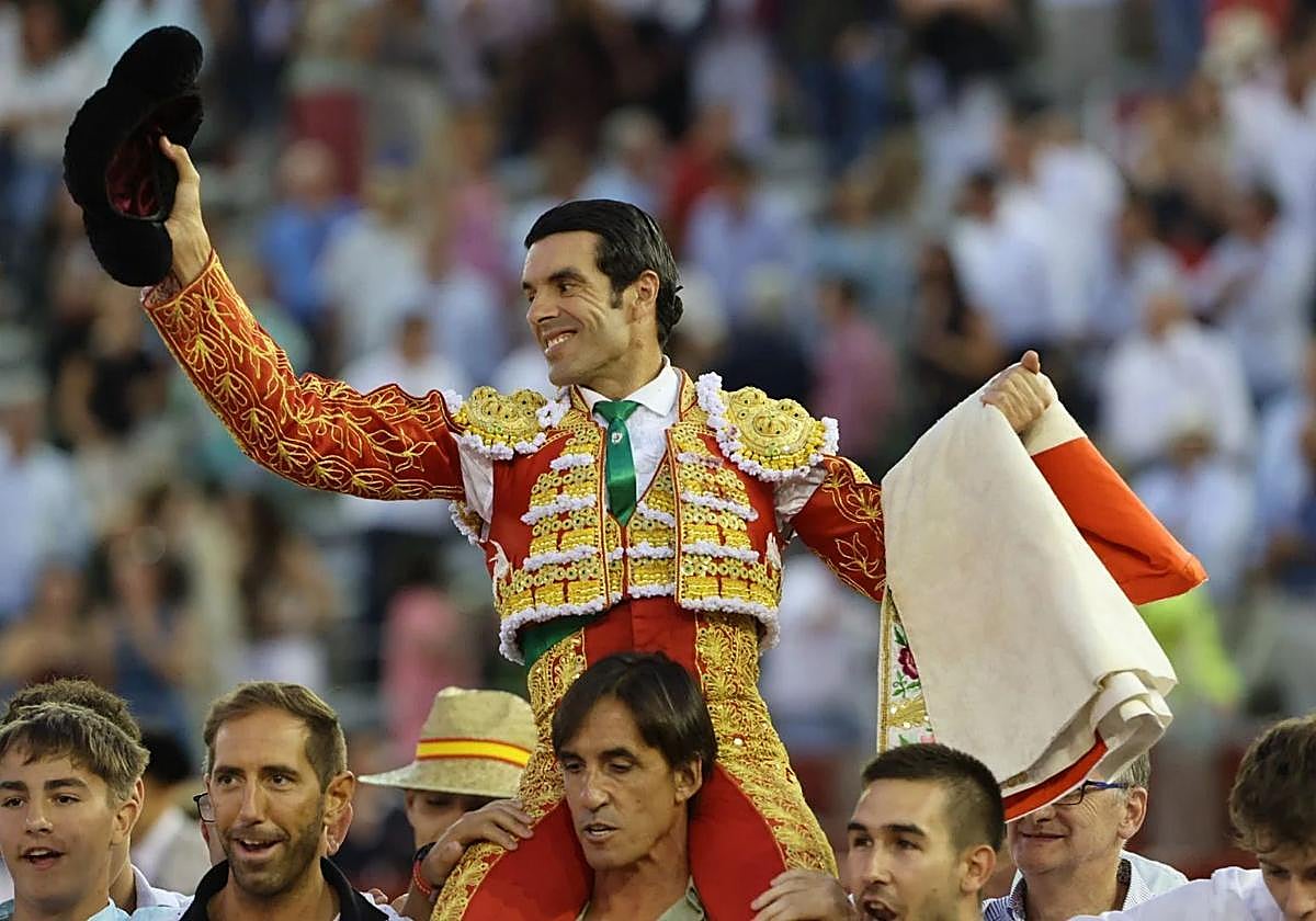 Emilio de Justo sale a hombros.