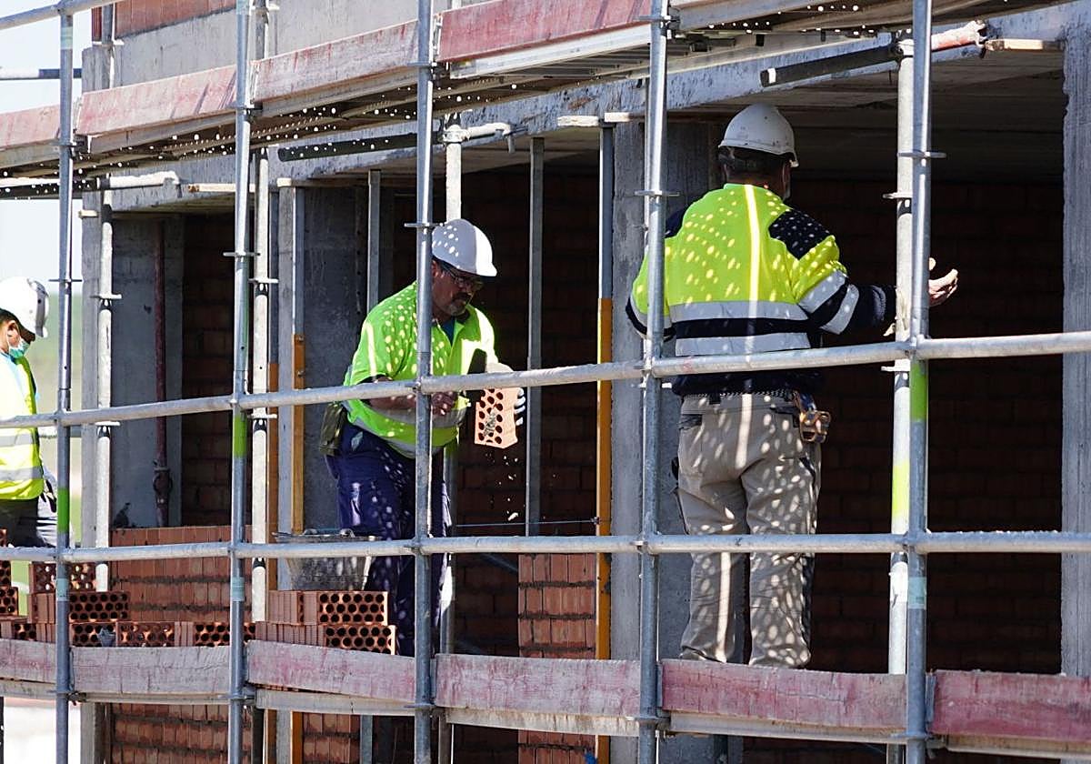 Obreros en un andamio en una imagen de archivo.