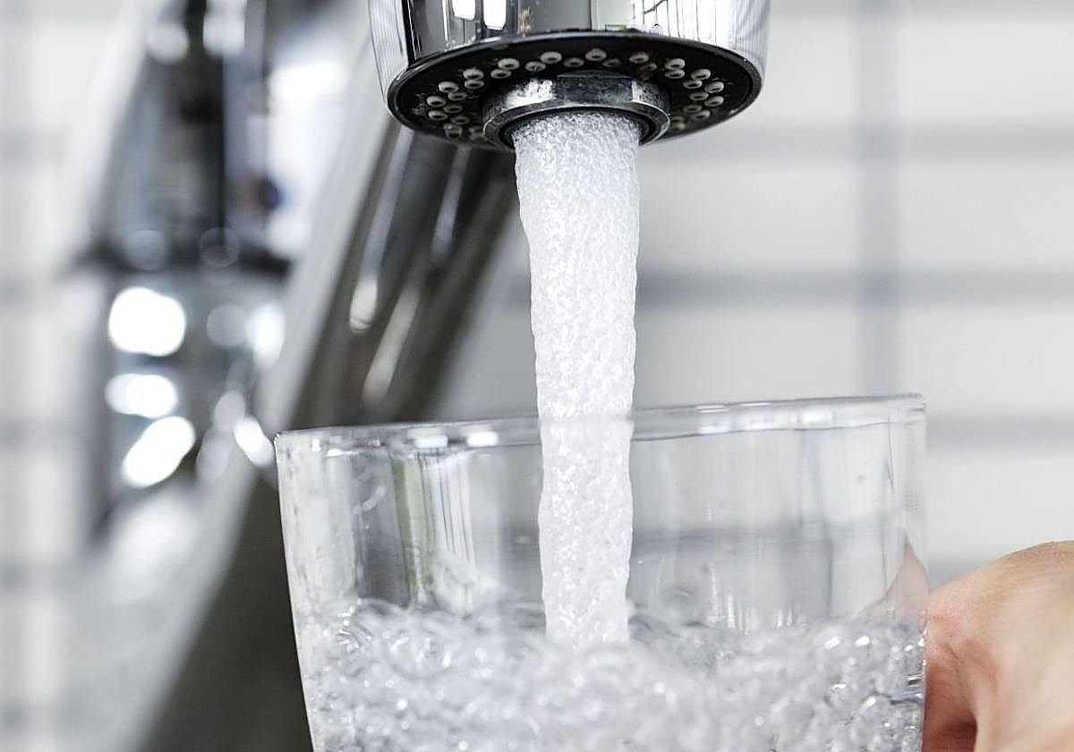 Una persona recoge agua del grifo.