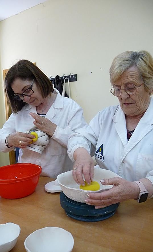 Alumnas de alfarería.