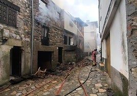 Varias casa arden en Villanueva del Conde
