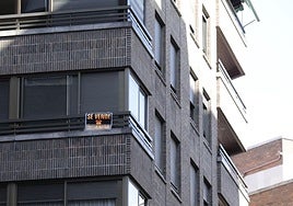 Piso con un cartel de 'se vende' en una imagen de archivo.