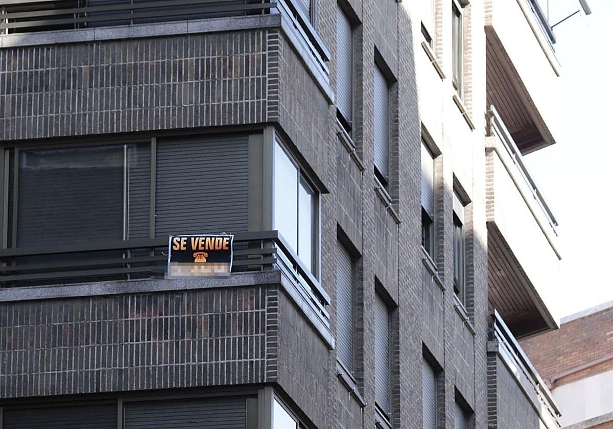 Piso con un cartel de 'se vende' en una imagen de archivo.