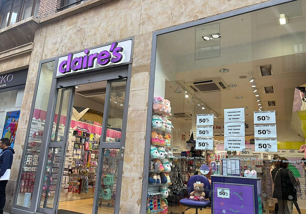 Fachada de la tienda Claire's con los descuentos y aviso de cierre.