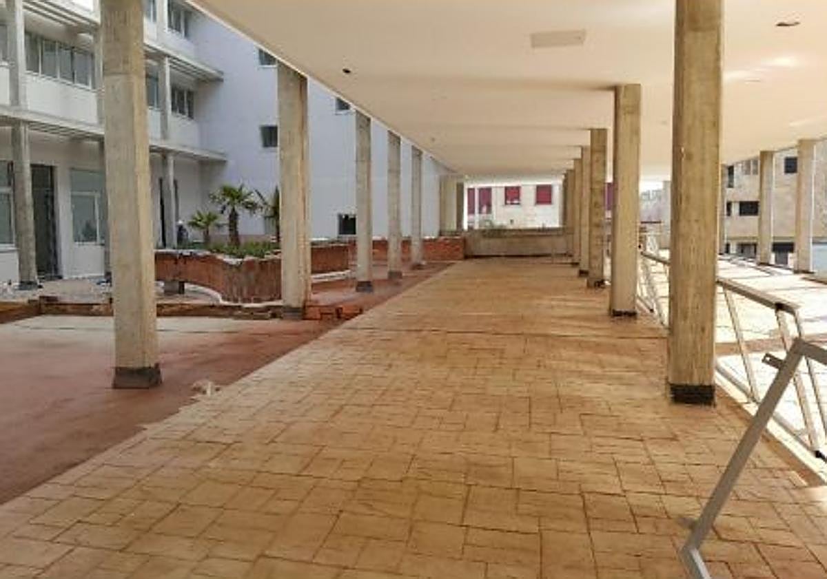 Imagen principal - El nuevo local multiusos en el edificio de Salamanca que estrenó el primer patio ajardinado social