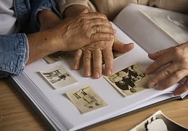 Enfermo de Alzheimer mirando unas fotos
