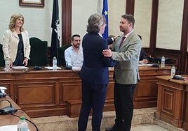 Imagen del pleno extraordinario de la reciente moción de censura a la alcaldía de Béjar, con el saludo de Antonio Cámara, actual alcalde, y a Luis Francisco Martín, el saliente.