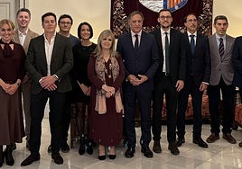 El alcalde de Salamanca posa en el ayuntamiento con los nuevos embajadores de la capital charra.