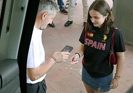 Una usuaria valida su tarjeta para usar el transporte por carretera.