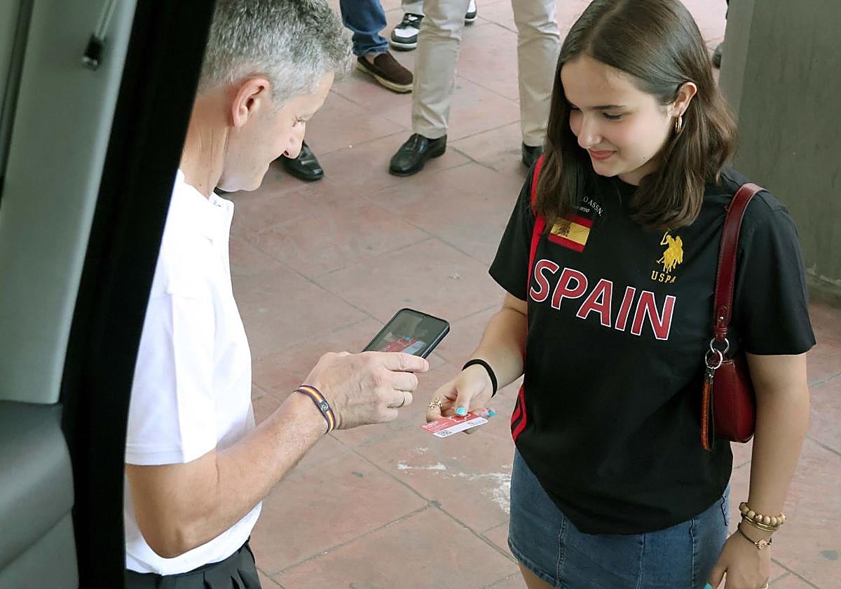 Una usuaria valida su tarjeta para usar el transporte por carretera.