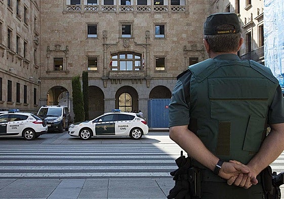 Un Guardia Civil, delante de los juzgados de Salamanca.