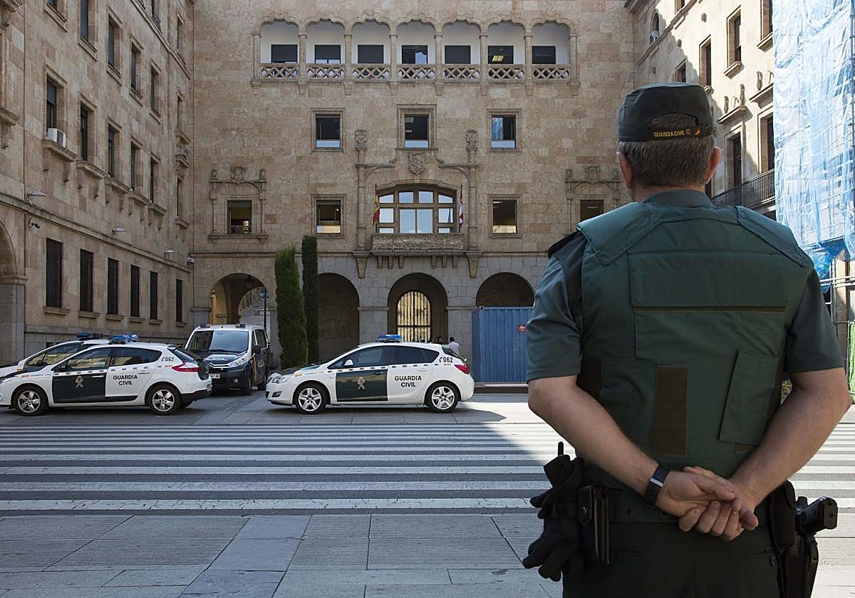 Un Guardia Civil, delante de los juzgados de Salamanca.