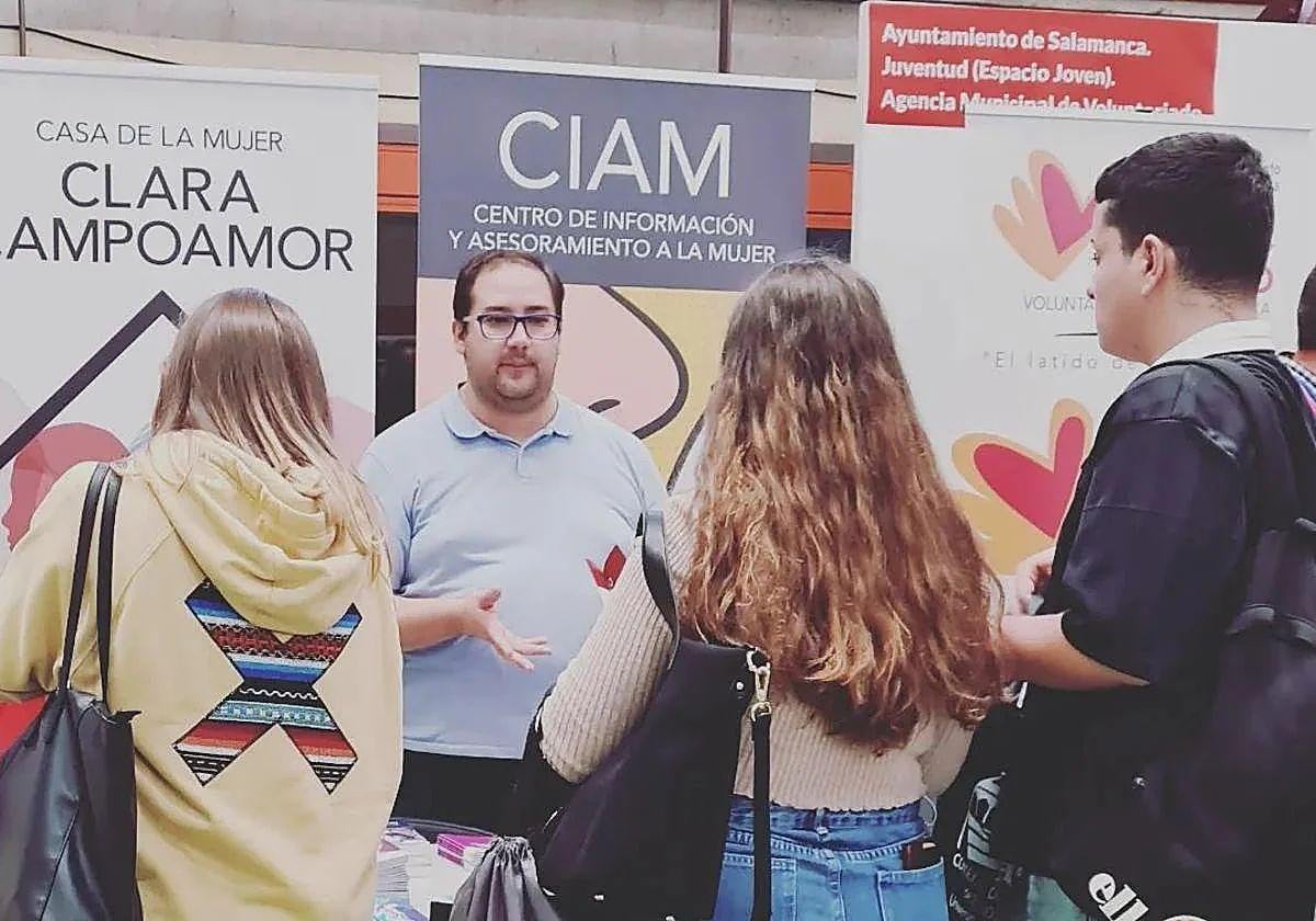 Varios jóvenes se interesan por la información que proporciona el CIAM.