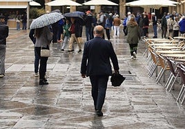 Varias personas pasean por la Plaza Mayor de Salamanca en una imagen de archivo.