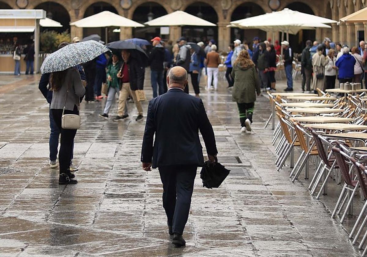 Varias personas pasean por la Plaza Mayor de Salamanca en una imagen de archivo.