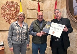 Momento de la entrega del dinero obtenido por la venta del bocadillo solidario.