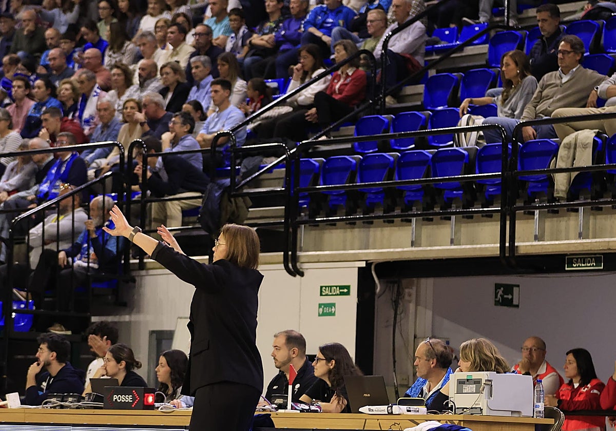 Anna Montañana dirige al equipo ante el Panathinaikos