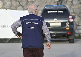 Un médico forense se dirige a realizar su trabajo tras una intervención de la Guardia Civil en una imagen de archivo.