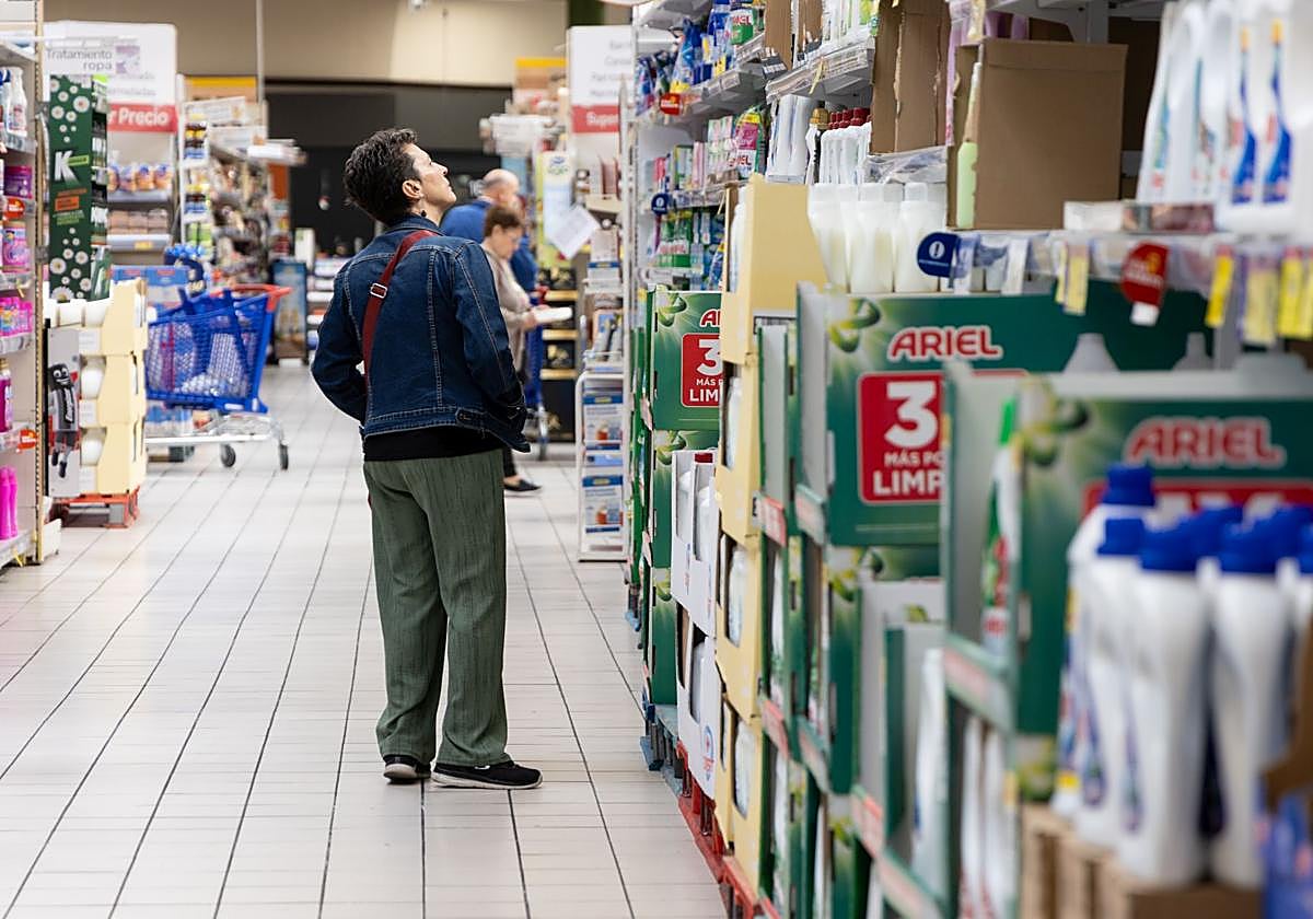 Imagen de una mujer comprando en un supermercado.