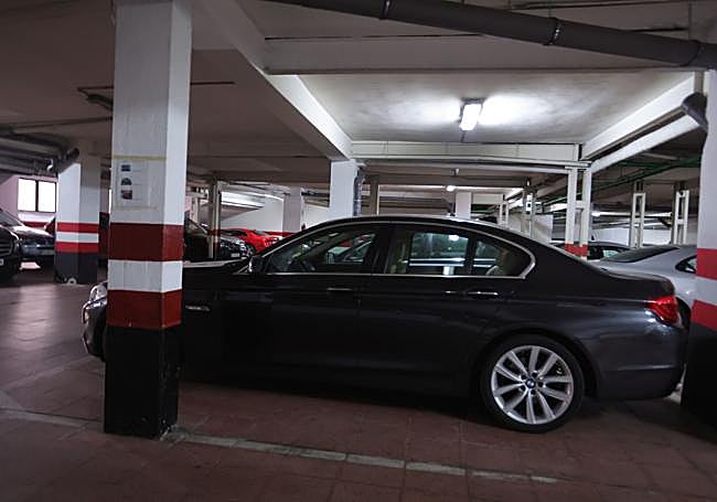 Interior de un aparcamiento colectivo de la ciudad.