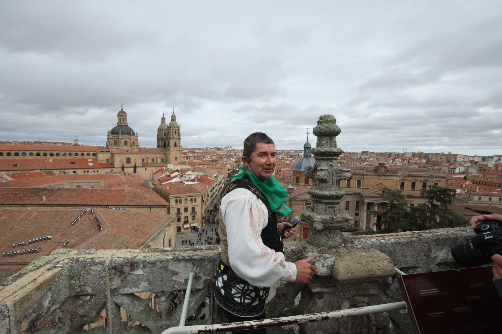 El Mariquelo asciende a lo más alto de la Catedral Nueva y pide «por los niños víctimas de la guerra»