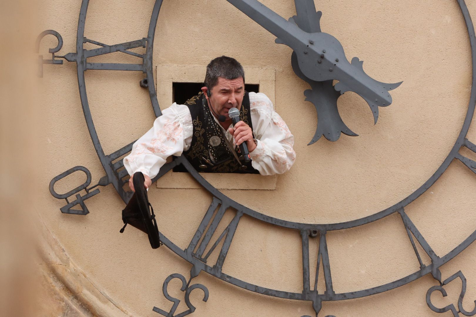 El Mariquelo asciende a lo más alto de la Catedral Nueva y pide «por los niños víctimas de la guerra»