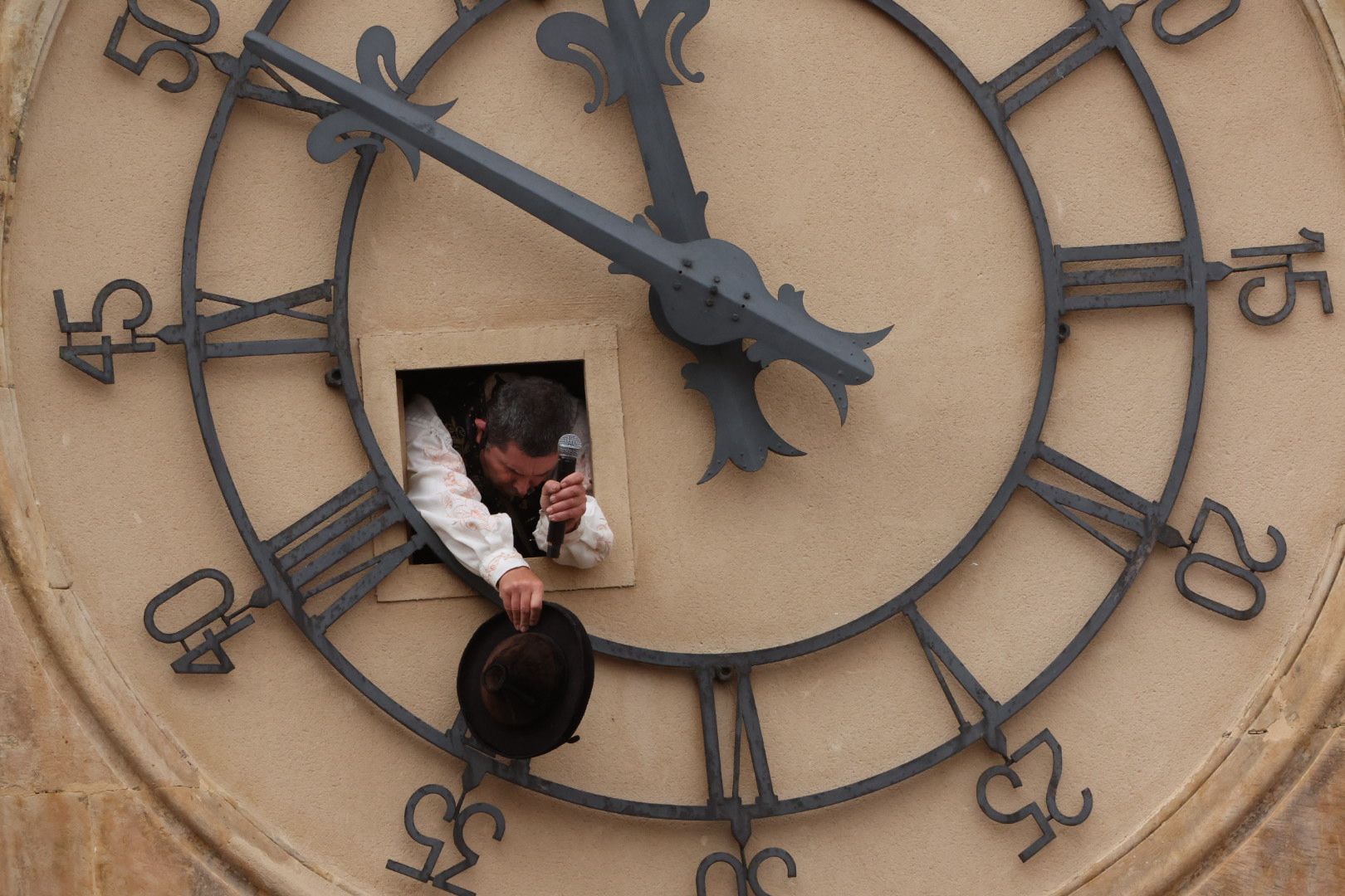 El Mariquelo asciende a lo más alto de la Catedral Nueva y pide «por los niños víctimas de la guerra»
