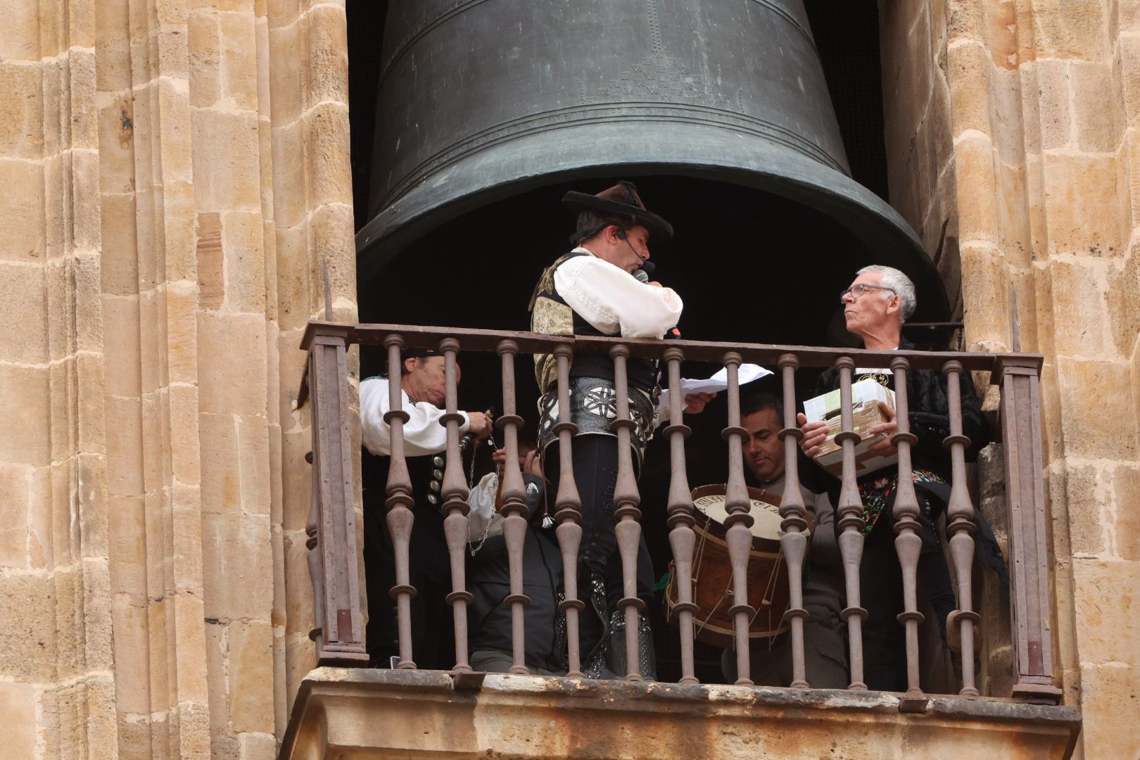 El Mariquelo asciende a lo más alto de la Catedral Nueva y pide «por los niños víctimas de la guerra»