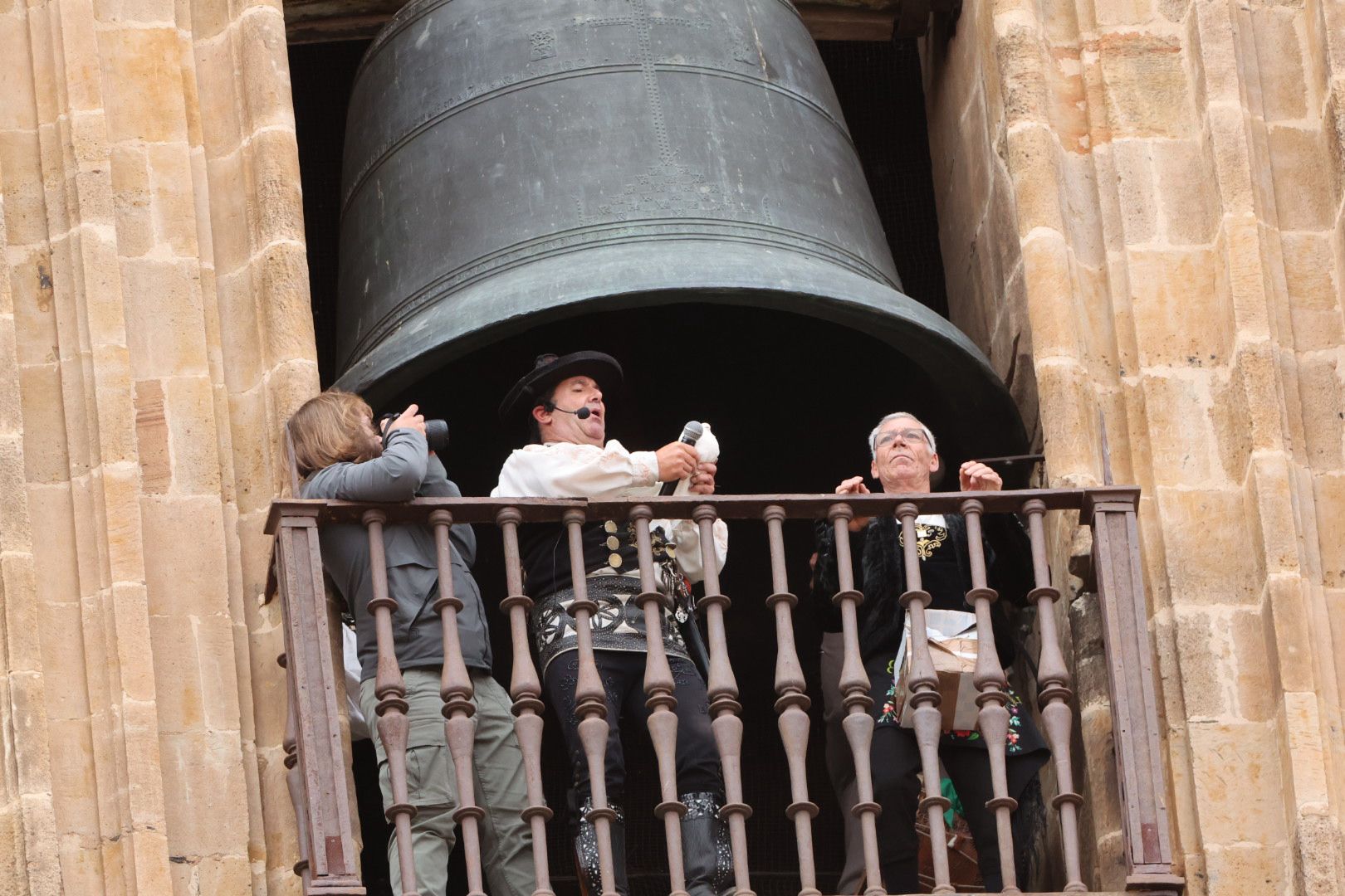 El Mariquelo asciende a lo más alto de la Catedral Nueva y pide «por los niños víctimas de la guerra»
