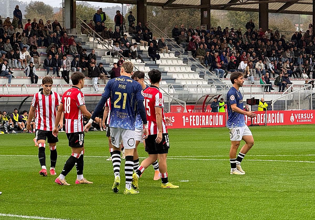 Unionistas defiende una jugada ante el Athletic B.
