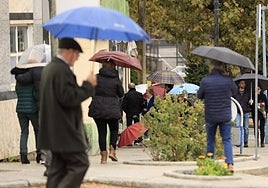 Personas con paraguas hoy en Salamanca.