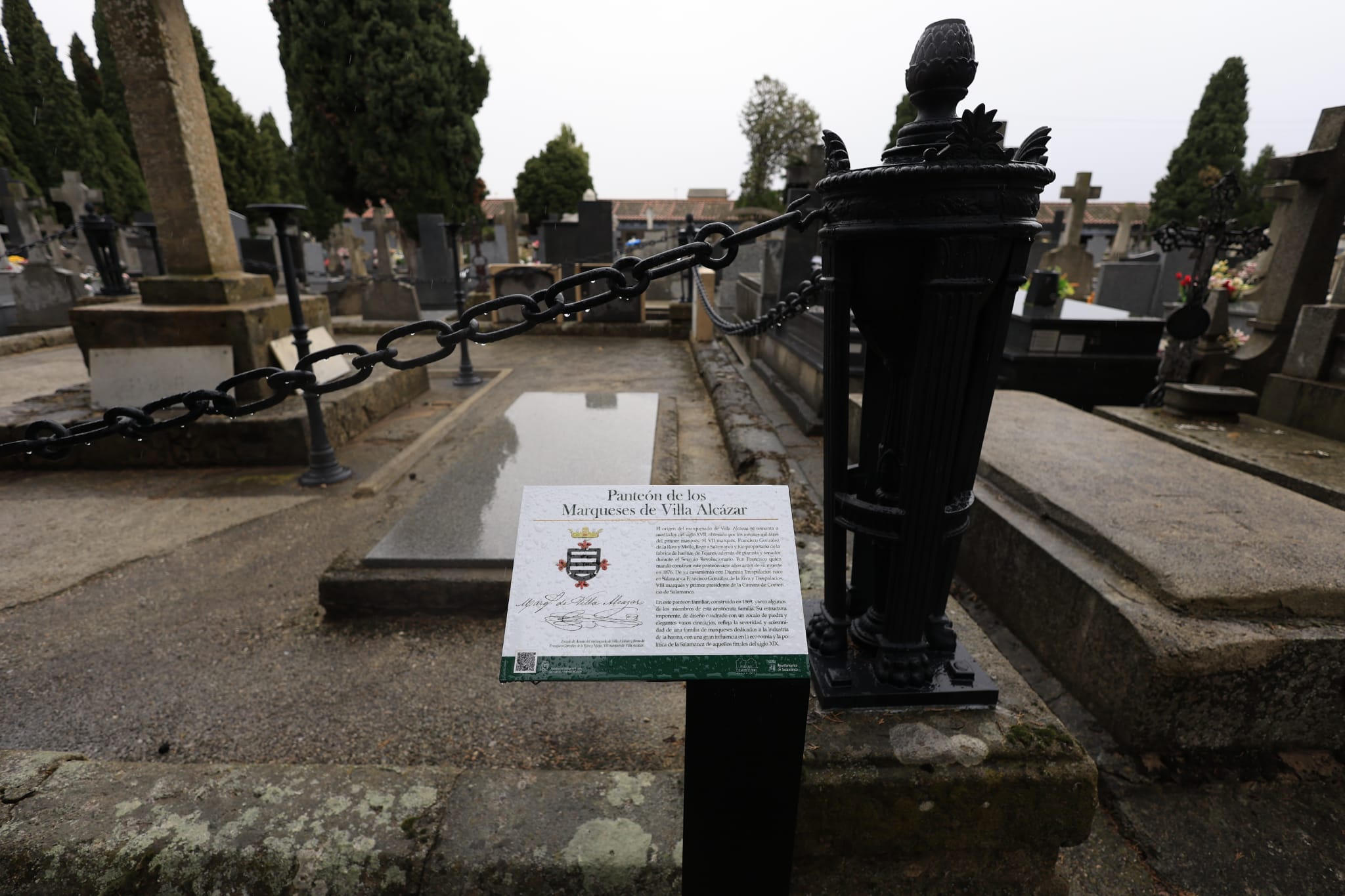 El día de Todos los Santos se celebra bajo el paraguas en Salamanca