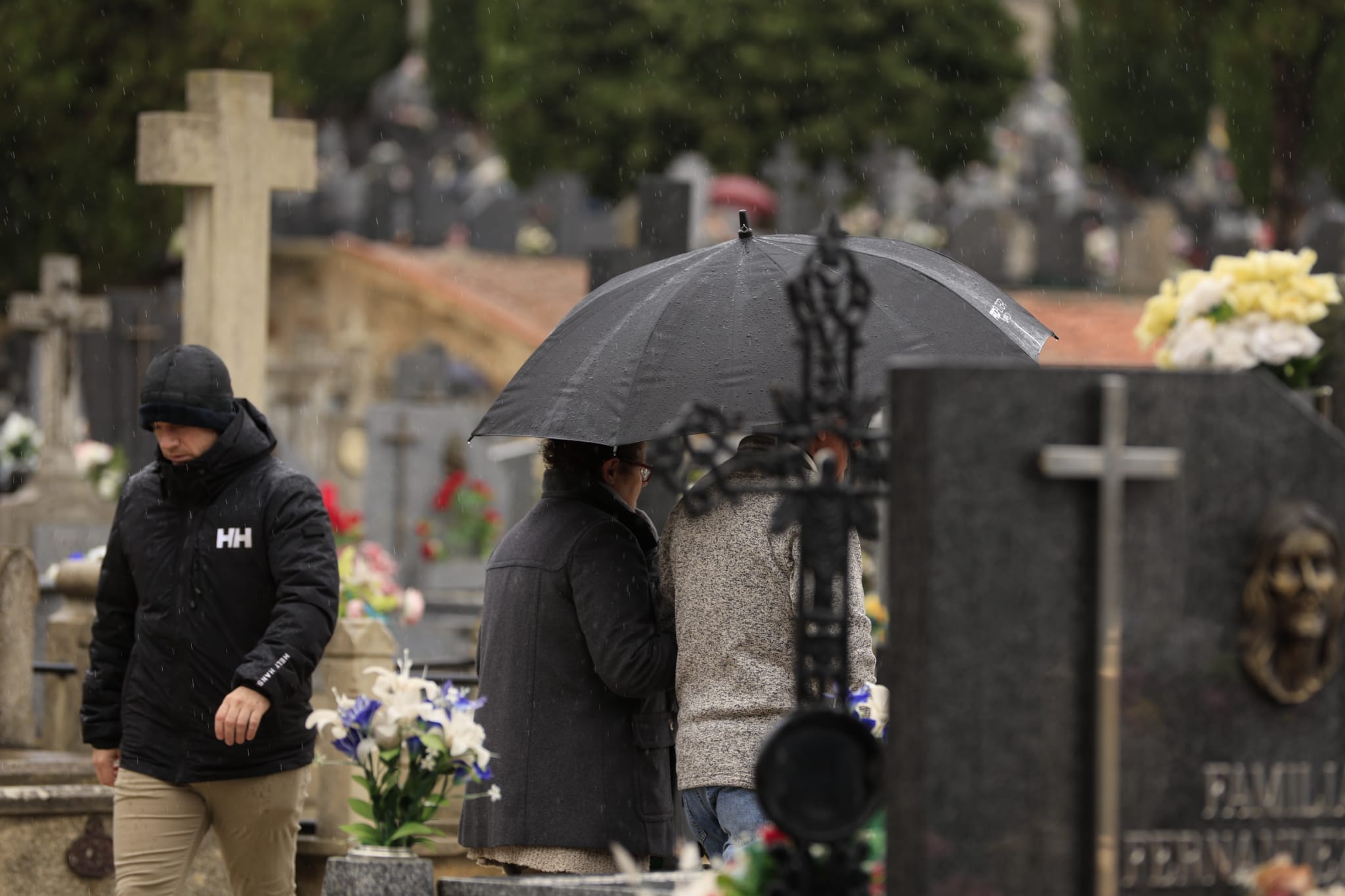 El día de Todos los Santos se celebra bajo el paraguas en Salamanca