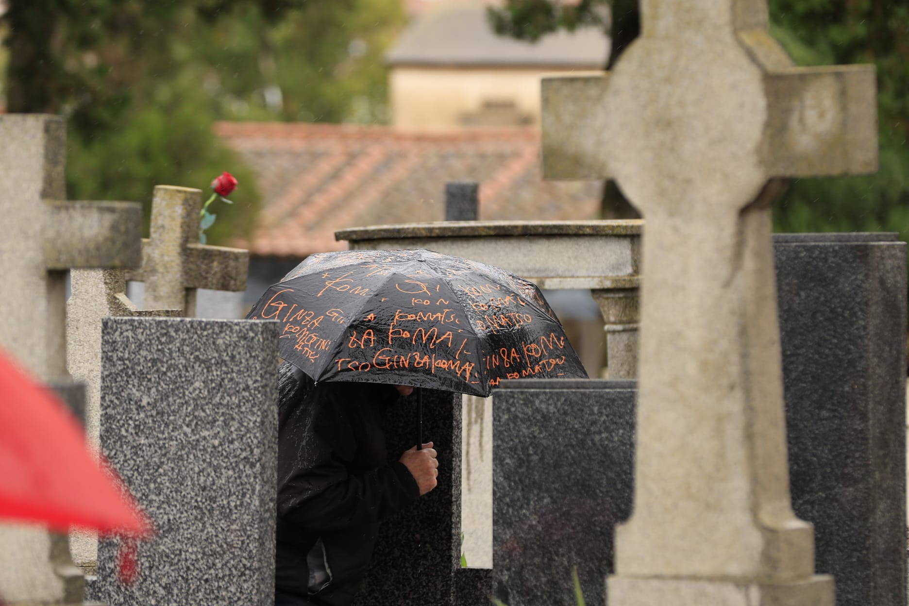 El día de Todos los Santos se celebra bajo el paraguas en Salamanca