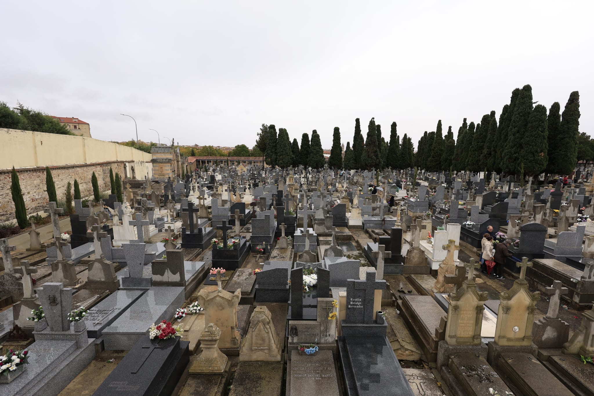 El día de Todos los Santos se celebra bajo el paraguas en Salamanca