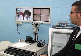 Terminal de telemedicina en una consulta médica carcelaria.