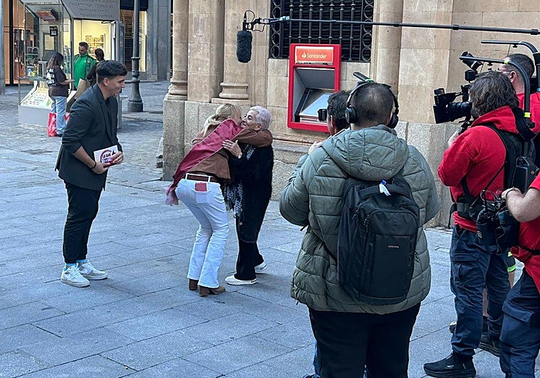 Xuso Jones en la calle Toro de Salamanca grabando el programa 'Lo sabe, no lo sabe'.